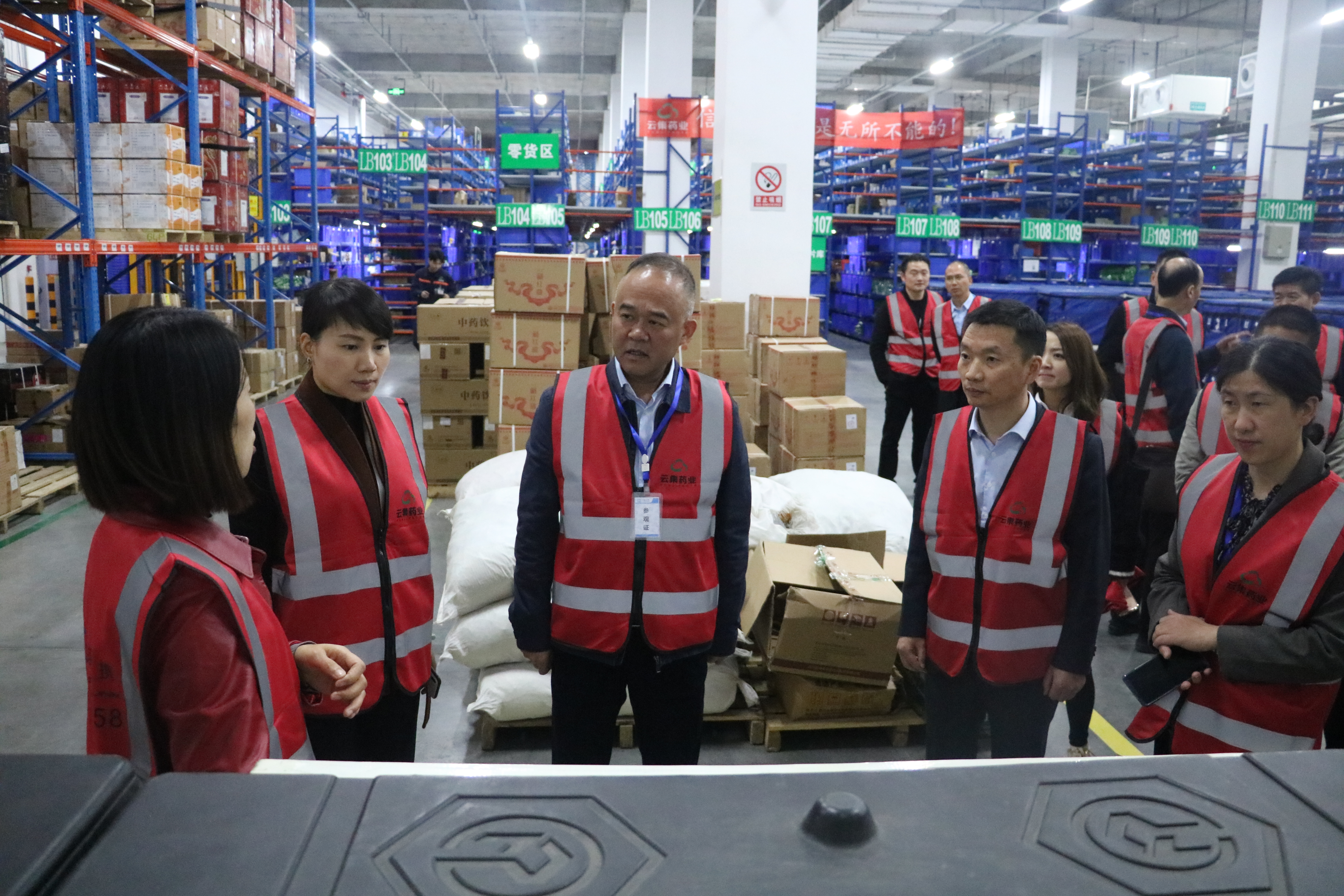 成都市市场监督管理局局长贺欣一行莅临美彩国际药业调研指导